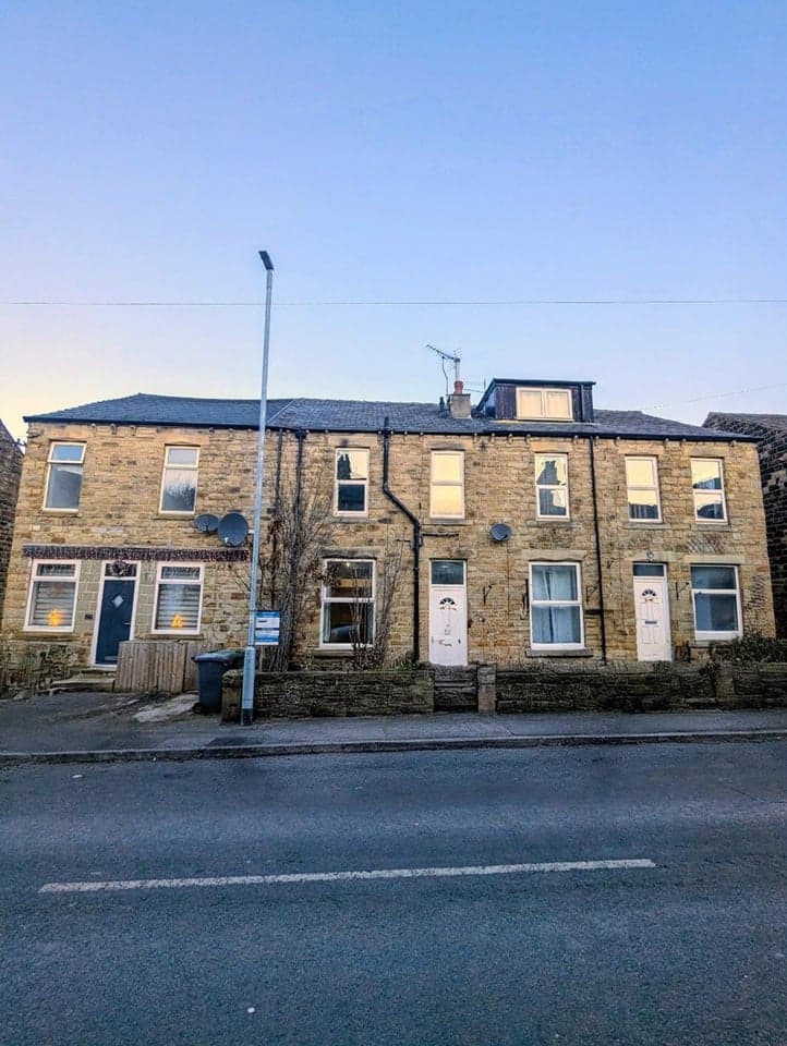 1 Bed Terraced House — Batley — photo 1