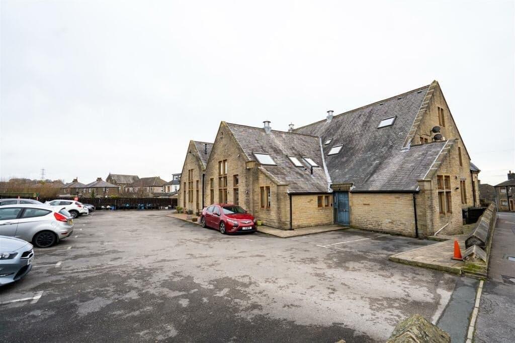 2 Bed Flat — Northowram, Halifax — photo 1
