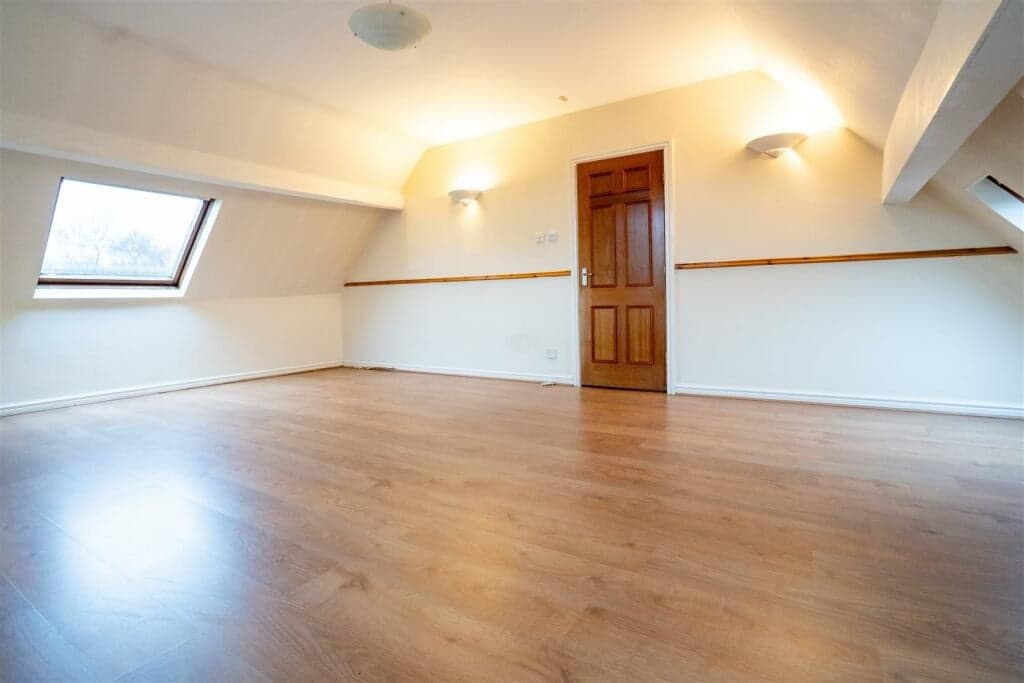 2 Bed Flat — Northowram, Halifax thumbnail 5