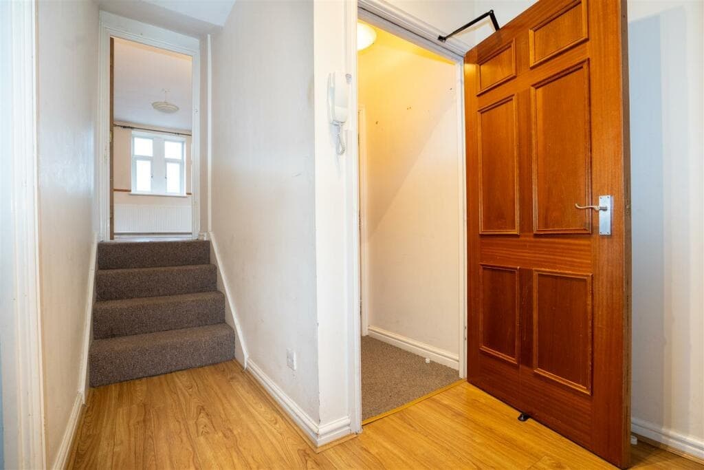 2 Bed Flat — Northowram, Halifax thumbnail 8